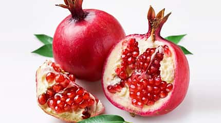 Granatäpfelkerne sind ein leicht säuerlich schmeckender Snack Granatäpfelkerne sind ein leicht säuerlich schmeckender Snack
