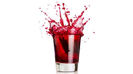 100 Milliliter roter Traubensaft kann bis zu 0,1 Millgramm Resveratrol enthalten 100 Milliliter roter Traubensaft kann bis zu 0,1 Millgramm Resveratrol enthalten