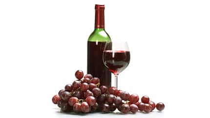 100 Milliliter Rotwein kann bis zu 1,5 Milligramm Resveratrol enthalten 100 Milliliter Rotwein kann bis zu 1,5 Milligramm Resveratrol enthalten