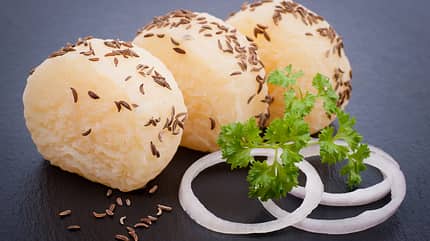 Harzer Käse hat sehr wenig Fett und stolze 30 Gramm Eiweiß pro 100 Gramm. Harzer Käse hat sehr wenig Fett und stolze 30 Gramm Eiweiß pro 100 Gramm.