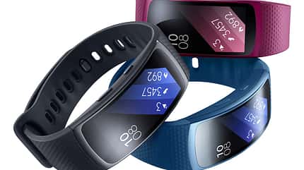 Die "Gear Fit 2" von Samsung gibt's in drei unterschiedlichen Farben Die "Gear Fit 2" von Samsung gibt's in drei unterschiedlichen Farben