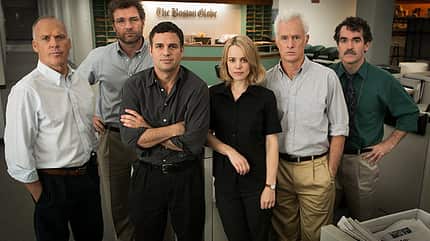 In "Spotlight" deckt ein Reporterteam 2001 den Missbrauchsskandal der katholischen Kirche in den USA auf In "Spotlight" deckt ein Reporterteam 2001 den Missbrauchsskandal der katholischen Kirche in den USA auf