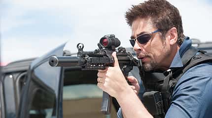 In "Sicario" gerät eine ehrgeizige FBI-Agentin im Drogenkrieg an der US-mexikanischen Grenze zwischen die Fronten In "Sicario" gerät eine ehrgeizige FBI-Agentin im Drogenkrieg an der US-mexikanischen Grenze zwischen die Fronten