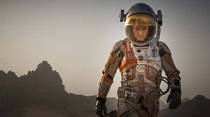 In „Der Marsianer – Rettet Mark Watney“ kämpft Matt Damon als gestrandeter Astronaut auf dem roten Planeten ums Überleben In „Der Marsianer – Rettet Mark Watney“ kämpft Matt Damon als gestrandeter Astronaut auf dem roten Planeten ums Überleben