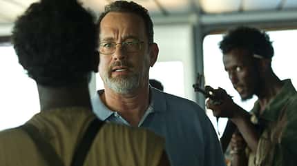 In „Captain“ Phillips“ steht Tom Hanks als Kapitän eines Containerschiffs einer Gruppe somalischer Piraten gegenüber In „Captain“ Phillips“ steht Tom Hanks als Kapitän eines Containerschiffs einer Gruppe somalischer Piraten gegenüber