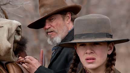 Im neuen Meisterwerk der Coen-Brüder muss sich Western-Haudegen Jeff Bridges von einer 14-Jährigen die Leviten lesen lassen Im neuen Meisterwerk der Coen-Brüder muss sich Western-Haudegen Jeff Bridges von einer 14-Jährigen die Leviten lesen lassen