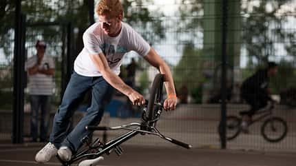 BMX Flatland: Die besten Tipps & Tricks von Profifahrer Rayk Hahne BMX Flatland: Die besten Tipps & Tricks von Profifahrer Rayk Hahne