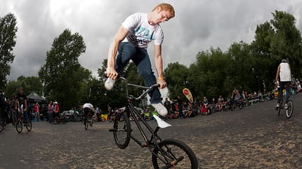 BMX Flatland: Die besten Tipps & Tricks von Profifahrer Rayk Hahne BMX Flatland: Die besten Tipps & Tricks von Profifahrer Rayk Hahne