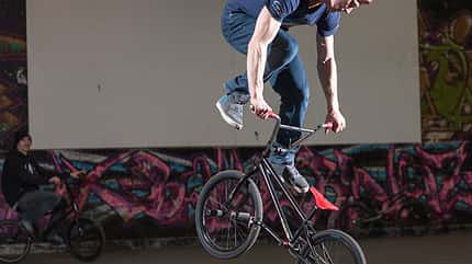 BMX Flatland: Die besten Tipps & Tricks von Profifahrer Rayk Hahne BMX Flatland: Die besten Tipps & Tricks von Profifahrer Rayk Hahne