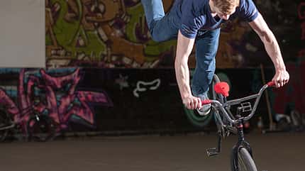 BMX Flatland: Die besten Tipps & Tricks von Profifahrer Rayk Hahne BMX Flatland: Die besten Tipps & Tricks von Profifahrer Rayk Hahne