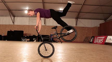 BMX Flatland: Die besten Tipps & Tricks von Profifahrer Rayk Hahne BMX Flatland: Die besten Tipps & Tricks von Profifahrer Rayk Hahne