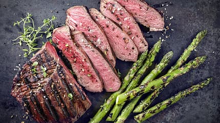 Lecker und sogar Low carb: Spargel mit Steak Lecker und sogar Low carb: Spargel mit Steak