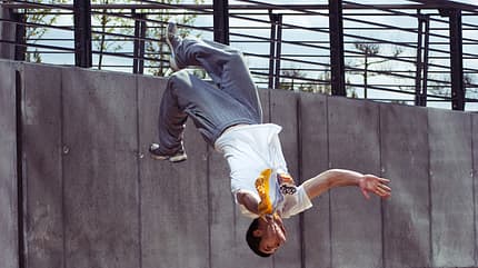 Freerunning verbindet Akrobatik mit Krafttraining Freerunning verbindet Akrobatik mit Krafttraining