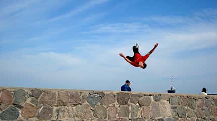 Freerunning verbindet Akrobatik mit Krafttraining Freerunning verbindet Akrobatik mit Krafttraining
