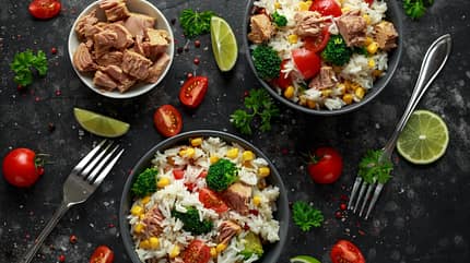 Reis vom Vortag macht sich gut in einem schnellen Thunfischsalat