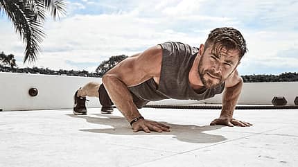 Chris Hemsworth im Training: "Derzeit stehen viele funktionelle Übungen mit dem Körpergewicht und Extragewicht an" Chris Hemsworth im Training: "Derzeit stehen viele funktionelle Übungen mit dem Körpergewicht und Extragewicht an"