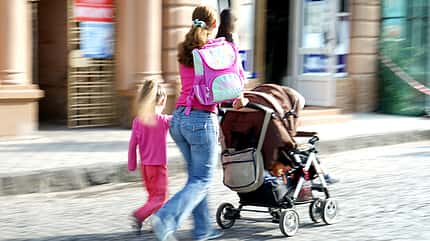Mütter mit Kinderwagen erscheinen plötzlich in einem ganz anderen Licht Mütter mit Kinderwagen erscheinen plötzlich in einem ganz anderen Licht