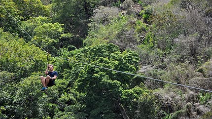 Beim Ziplining geht’s wie Indiana Jones über die Baumwipfel Beim Ziplining geht’s wie Indiana Jones über die Baumwipfel