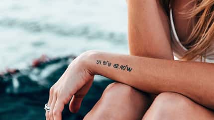 Kleine Tattoos bei Frauen sind meist nur Schmuck Kleine Tattoos bei Frauen sind meist nur Schmuck