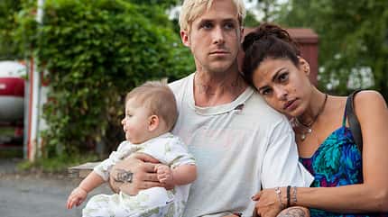 Stuntfahrer Luke (Ryan Gosling) erfährt, dass er mit Romina (Eva Mendes) einen Sohn hat Stuntfahrer Luke (Ryan Gosling) erfährt, dass er mit Romina (Eva Mendes) einen Sohn hat