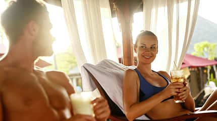 Paar chillt im Schatten bei einem Drink Paar chillt im Schatten bei einem Drink