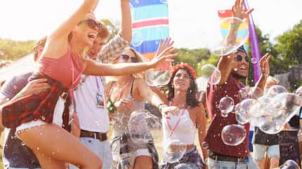 Männer und Frauen haben Spaß auf einem Festival Männer und Frauen haben Spaß auf einem Festival