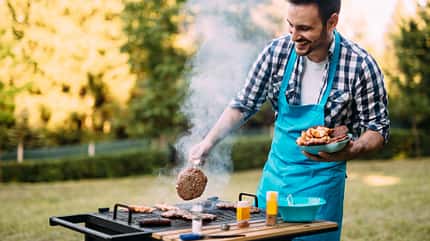Ein Holzkohlegrill braucht länger zum Anheizen