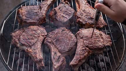 Mit einem Grill-Thermometer können Sie die Kerntemperatur bestimmen