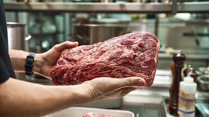 Große Stücke lassen sich besonders gut im Smoker zubereiten Große Stücke lassen sich besonders gut im Smoker zubereiten