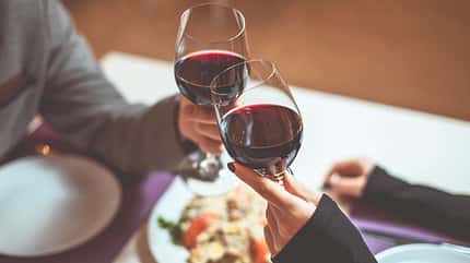 Rotwein darf beim Candle Light Dinner nicht fehlen Rotwein darf beim Candle Light Dinner nicht fehlen