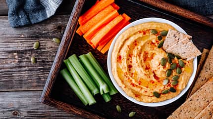 Hummus ist ein leckerer Dip für Gemüse und Brot Hummus ist ein leckerer Dip für Gemüse und Brot