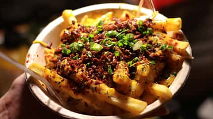 Pommes gibt es meistens mit fettigen Beilagen Pommes gibt es meistens mit fettigen Beilagen