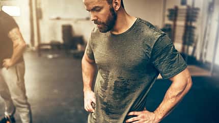 Tiefes Atmen zwischen den Sätzen fördert die Regeneration schon im Training. Tiefes Atmen zwischen den Sätzen fördert die Regeneration schon im Training.