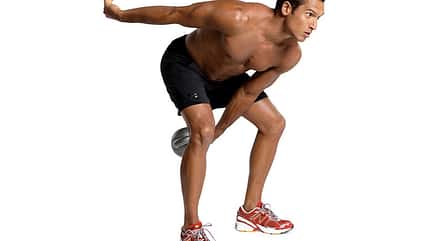 Einarmiges Kettlebell-Schwingen mit Handwechsel Einarmiges Kettlebell-Schwingen mit Handwechsel