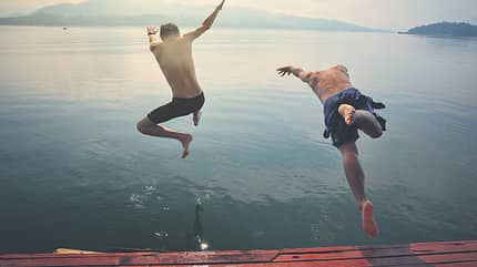 Mikro-Abenteuer: Mit dem Floß auf den See Mikro-Abenteuer: Mit dem Floß auf den See