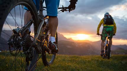 Mikro-Abenteuer: Mit Mountainbikes auf einen Berggipfel Mikro-Abenteuer: Mit Mountainbikes auf einen Berggipfel