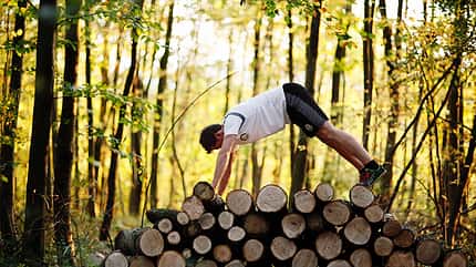 Eine Menge Holz: Outdoor-Fitness trainiert Ihre Koordination, Balance, Kraft – und das Immunsystem Eine Menge Holz: Outdoor-Fitness trainiert Ihre Koordination, Balance, Kraft – und das Immunsystem