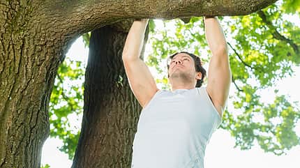 Der Klimmzug am Ast gehört zu den Klassikern unter den Outdoor-Fitness-Übungen Der Klimmzug am Ast gehört zu den Klassikern unter den Outdoor-Fitness-Übungen