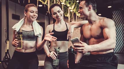 sh_George Rudy_631377836_fitnesstudio_handy_frauen_mann_training_flirten_800x533.jpg sh_George Rudy_631377836_fitnesstudio_handy_frauen_mann_training_flirten_800x533.jpg