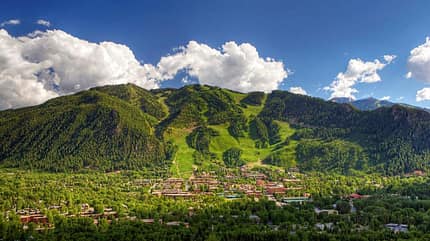 Aspen liegt mitten in den Rocky Mountains und gilt als reichster Ort der USA Aspen liegt mitten in den Rocky Mountains und gilt als reichster Ort der USA