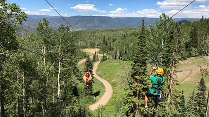Im Abenteuerpark "Lost Forest" geht es durch einen rasanten Zip-Lining-Parcours ins Tal Im Abenteuerpark "Lost Forest" geht es durch einen rasanten Zip-Lining-Parcours ins Tal