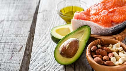 Fisch, Nüsse und Pflanzenöl enthalten wertvolle Fettsäuren, die die Hirnleistung pushen