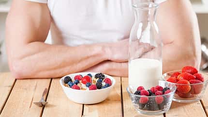 Beeren sind zuckerarm und dürfen täglich Teil des Müslis sein Beeren sind zuckerarm und dürfen täglich Teil des Müslis sein