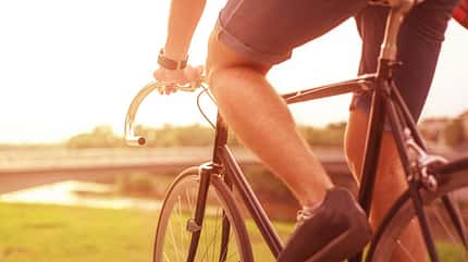 Beim Radfahren entsteht eine große Reibung zwischen den Beinen. Eingewachsene Haare in der Region können dabei ganz schnell unangenehm werden. Beim Radfahren entsteht eine große Reibung zwischen den Beinen. Eingewachsene Haare in der Region können dabei ganz schnell unangenehm werden.