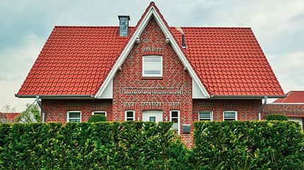 sh_481619650_sergej-razvodovskij_pflegefails_haus_mit_hecke_800x462 sh_481619650_sergej-razvodovskij_pflegefails_haus_mit_hecke_800x462