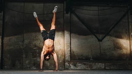 Handstand meistern in 6 Schritten Handstand meistern in 6 Schritten