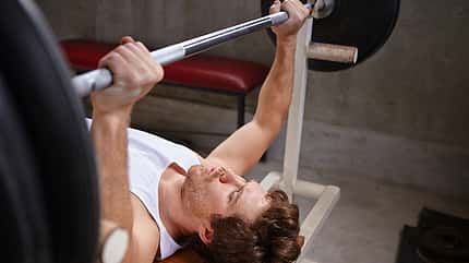 Beim Krafttraining reicht es für einen Effekt, die Belastung zu halten, wenn der Schmerz zu groß wird – beim Kardiotraining müssen Sie durchhalten... Beim Krafttraining reicht es für einen Effekt, die Belastung zu halten, wenn der Schmerz zu groß wird – beim Kardiotraining müssen Sie durchhalten...