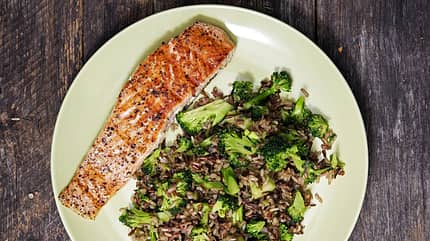 Ein gesundes Slow Carb-Mittagessen: Lachs mit braunem Reis und Gemüse