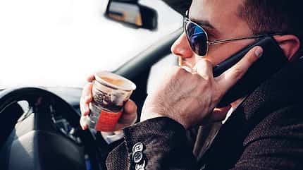 Im Stand ist das Handy am Ohr erlaubt – wenn auch der Motor ausgeschaltet ist Im Stand ist das Handy am Ohr erlaubt – wenn auch der Motor ausgeschaltet ist