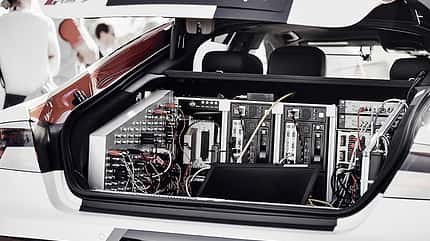 Die Elektronik der Rechner verarbeite Daten und Sensoren in Echtzeit und müssen wegen der Größe noch im Kofferraum Platz nehmen. Wie hier im Audi Modell R7. Die Elektronik der Rechner verarbeite Daten und Sensoren in Echtzeit und müssen wegen der Größe noch im Kofferraum Platz nehmen. Wie hier im Audi Modell R7.